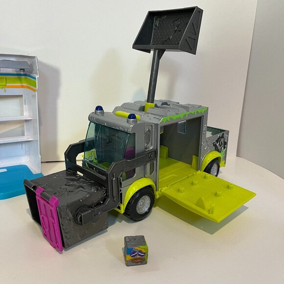 The Grossery Gang Muck Chuck Garbage Truck + Yucky Mart W Checkout Playset - Picture 2 of 15